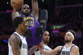 星空体育- 詹姆斯在独行侠比赛中突破纪录,败北引发热议的原因 