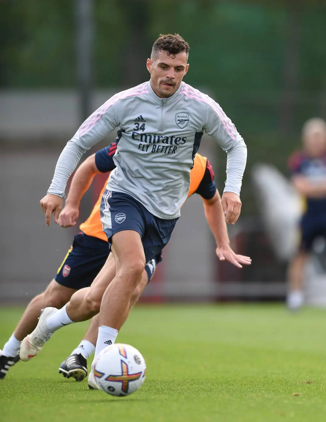 阿斯顿维拉发布备战花絮，赛后完成体检，葡超任务艰巨，训练强度明显提升的简单介绍